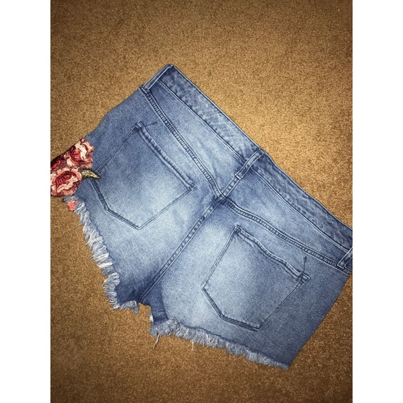 Cut-Off High Rise Shorts - Picture 3 of 4